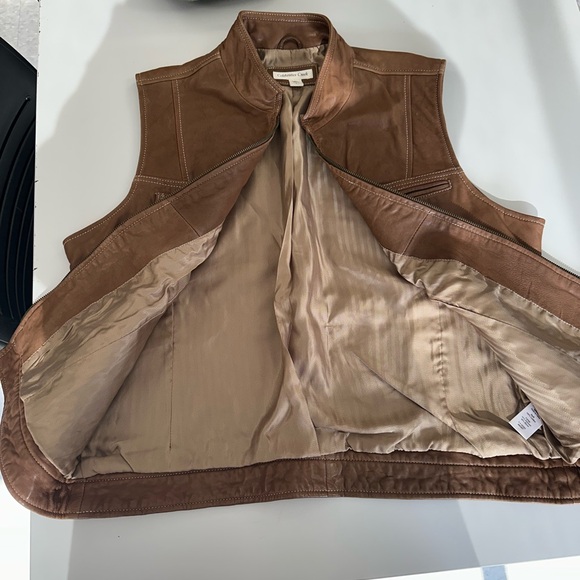 Ladies leather vest.  Excell condition. - Picture 2 of 6